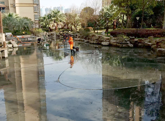 复兴景观池淤泥清理