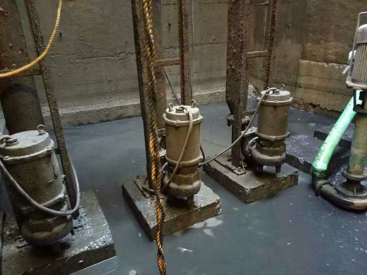 复兴污水池清理