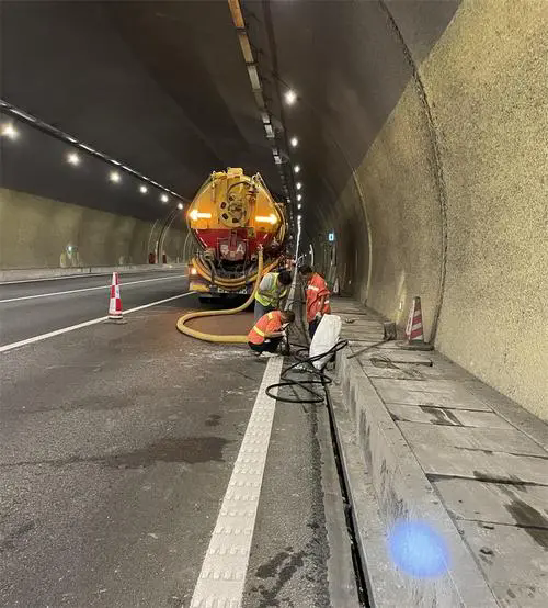 复兴隧道排水渠清淤